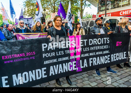 Parigi, Francia, popolo francese, gruppi di protesta LGBT, militanti Donne che marciano nella dimostrazione transessuale annuale, esisti, protesta contro i diritti transitori, banner di protesta della folla, manifesti per libri e diritti, attivista giovanile lgbt, ideologia di genere, protesta per la giustizia, diritti transgender, M.R. Uso NON disparante nel contesto di Didascalia Foto Stock