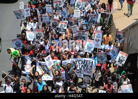 Nairobi, in Kenya. 15 ottobre, 2016. I residenti del Kenya partecipa al Global March di elefanti, rinoceronti e leoni a Nairobi, capitale del Kenya, dal 15 ottobre 2016. Circa duemila persone hanno preso parte alla marcia globale per galvanizzare il supporto per protezione di elefanti, rinoceronti e leoni che si trovano di fronte a gravi minacce come la caccia di frodo e lo svuotamento del loro habitat a Nairobi il sabato. Credito: Pan Siwei/Xinhua/Alamy Live News Foto Stock