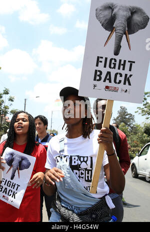 Nairobi, in Kenya. 15 ottobre, 2016. Una ragazza keniota grida slogan durante la marcia globale per gli elefanti, rinoceronti e leoni a Nairobi, capitale del Kenya, dal 15 ottobre 2016. Circa duemila persone hanno preso parte alla marcia globale per galvanizzare il supporto per protezione di elefanti, rinoceronti e leoni che si trovano di fronte a gravi minacce come la caccia di frodo e lo svuotamento del loro habitat a Nairobi il sabato. Credito: Pan Siwei/Xinhua/Alamy Live News Foto Stock