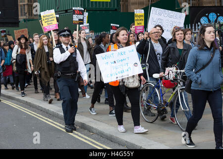 Londra, Regno Unito. Il 15 ottobre 2016. I dimostranti prendere parte a una manifestazione organizzata da aiutare i profughi in tutto il mondo e i diritti dei cittadini 4 rifugiati vicino alla casa del parlamento di Westminster e marciando a Downing Street, chiedendo al governo di emanare il Signore Duplica modifica e facilitare il trasferimento dei bambini sfollati non accompagnati. Credito: Vickie Flores/Alamy Live News Foto Stock