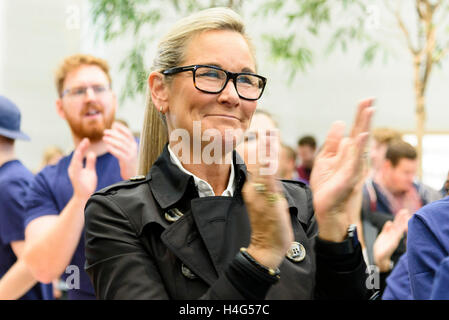 Londra, Regno Unito. 15 ottobre, 2016. Angela Ahrendts Jean vice presidente senior della divisione retail di Apple Inc. all'interno dell'Apple store in Regent Street con un nuovo design esterno e interno nozione di Foster + Partners Credit: Raymond codolo/Alamy Live News Foto Stock