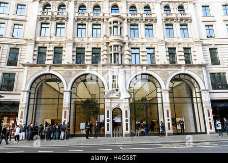 Londra, Regno Unito. 15 ottobre, 2016. I clienti in coda al di fuori del negozio Apple Store in Regent Street con un nuovo design esterno e interno nozione di Foster + Partners Credit: Raymond codolo/Alamy Live News Foto Stock