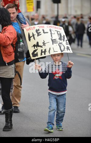 Westminster, Londra, Regno Unito. Il 15 ottobre 2016. I manifestanti a sostegno dei rifugiati di Calais nel rally di Westminster. © Matthew Chattle Foto Stock