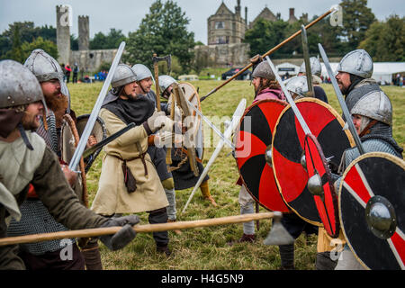 Hastings, East Sussex, Regno Unito. 15 ottobre, 2016. English Heritage annuale della rievocazione della battaglia di Hastings segna il 950th anniversario della battaglia nel 1066. La manifestazione include un accampamento di cavalleria, Norman & Saxon accampamenti e commercianti medievali. Essa avviene all Abbazia di Battle nell ottobre del quindicesimo e sedicesimo. Credito: Guy Bell/Alamy Live News Foto Stock