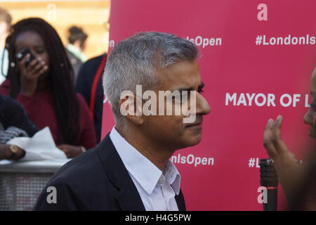 Londra, Regno Unito. 15 ottobre, 2016. London Mayor, Sadiq Khan, assiste il terzo Africa sulla piazza, a consegnare il messaggio che "di Londra è aperto'. Credito: Peter Hogan/Alamy Live News Foto Stock