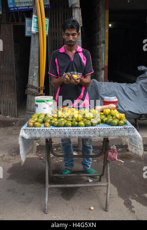 Dacca in Bangladesh - 15 Ottobre : un venditore vendere il cibo sulla strada a Dhaka, nel Bangladesh, il 15 ottobre 2016. La maggior parte di tempo che i prodotti alimentari vengono preparati con antigienico manipolazione. E tali alimenti vengono venduti in aria aperta in una città sporca, che portano numerosi germi. Antigienico prodotti alimentari che vengono venduti per le strade della capitale sono di esporre i consumatori a gravi rischi per la salute. Migliaia di persone stanno prendendo questi alimenti ogni giorno attratti dal loro basso prezzo e buon gusto, non sapendo che cosa un grande pericolo sono invitanti per se stessi da mangiare. Circa 600 milioni di persone si ammalano ogni anno Foto Stock