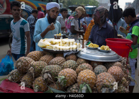 Dacca in Bangladesh - 15 Ottobre : un venditore vendere il cibo sulla strada a Dhaka, nel Bangladesh, il 15 ottobre 2016. La maggior parte di tempo che i prodotti alimentari vengono preparati con antigienico manipolazione. E tali alimenti vengono venduti in aria aperta in una città sporca, che portano numerosi germi. Antigienico prodotti alimentari che vengono venduti per le strade della capitale sono di esporre i consumatori a gravi rischi per la salute. Migliaia di persone stanno prendendo questi alimenti ogni giorno attratti dal loro basso prezzo e buon gusto, non sapendo che cosa un grande pericolo sono invitanti per se stessi da mangiare. Circa 600 milioni di persone si ammalano ogni anno Foto Stock