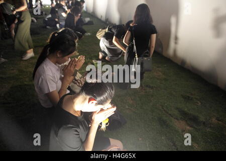 Bangkok, Tailandia. 15 ott 2016. La gente prega in corrispondenza della parete del Grand Palace per la Thailandia del compianto Re Bhumibol Adulyadej in Bangkok. Thailandia del Re Bhumibol Adulyadej è deceduto dopo una lunga malattia, il palazzo ha annunciato il 13 ottobre 2016 Credit: Piti un Sahakorn/Alamy Live News Foto Stock