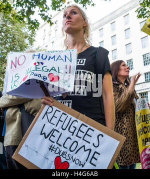 Londra, Regno Unito. Il 15 ottobre 2016. Manifestanti demonstate di fronte a Downing Street chiedendo al governo di inact Signore Duplica modifica e facilitare il trasferimento dei bambini sfollati non accompagnati da Calais per il Regno Unito Credito: claire doherty/Alamy Live News Foto Stock