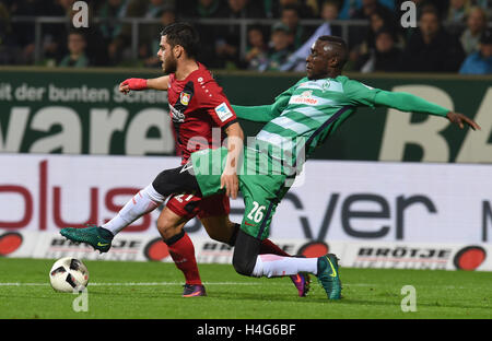 Bremen, Germania. 15 ottobre, 2016. Brema Lamine sane (r) combatte per la palla contro il Leverkusen's Kevin Volland durante il match tra Werder Brema e Bayer 04 Leverkusen il settimo giorno della partita di Bundesliga tedesca al Weserstadion di Brema, Germania, 15 ottobre 2016. Foto: CARMEN JASPERSEN/dpa (ATTENZIONE: grazie alle linee guida di accreditamento, il DFL consente solo la pubblicazione e utilizzazione di fino a 15 immagini per corrispondenza su internet e nei contenuti multimediali in linea durante la partita.) © dpa/Alamy Live News Foto Stock