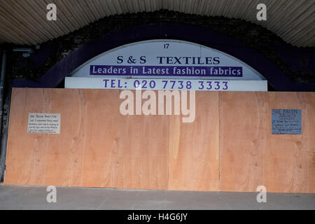 Brixton, Londra, Regno Unito. 15 ottobre, 2016. Ferrovie nazionali di attuazione della stazione di Brixton archi di ricondizionamento. Business locali imbarcati-up sono colorati graffiti. Credito: Luigi Petro/Alamy Live News Foto Stock