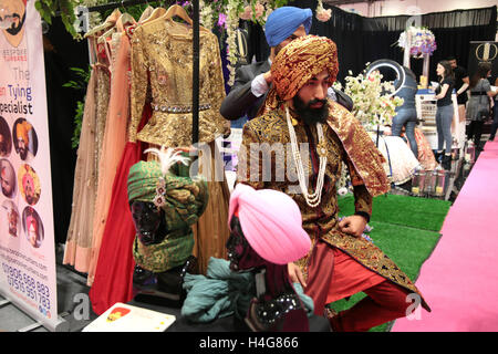 Londra, Regno Unito. 15 ottobre, 2016. Asian Wedding mostra aperta oggi con i loro colori più di moda torte super cars ,marquees e tutto da fare per un matrimonio indimenticabile. Credito: Paolo Quezada-Neiman/Alamy Live News Foto Stock