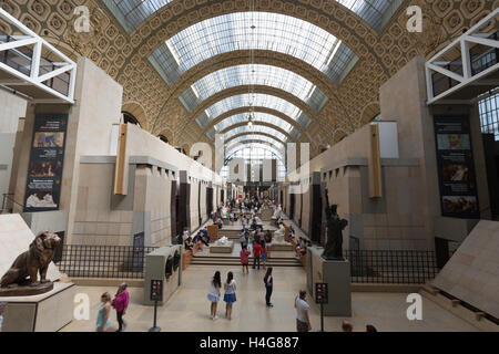 Parigi, Francia -12 agosto 2016- i visitatori al Musee d'Orsay a Parigi. Situato nell'ex Gare d Orsay stazione ferroviaria, il museo ospita la più grande collezione di dipinti impressionisti nel mondo. Foto Stock