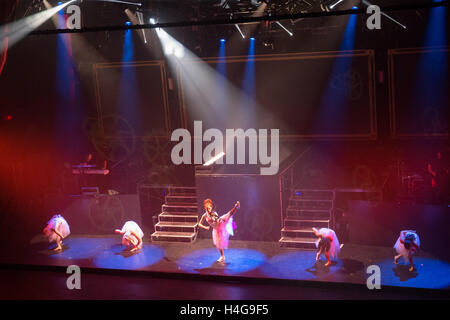 Milwaukee, Wisconsin, Stati Uniti d'America. Xiv oct, 2016. Musicista LINDSEY STIRLING suona dal vivo durante il coraggio tour presso il Riverside Theatre a Milwaukee nel Wisconsin © Daniel DeSlover/ZUMA filo/Alamy Live News Foto Stock