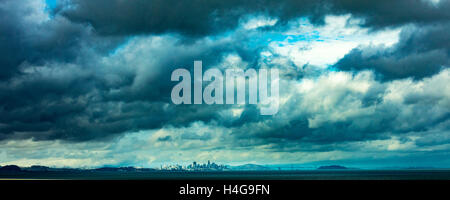 San Francisco, Stati Uniti d'America. 15 ottobre, 2016. Lo skyline di San Francisco dal San Mateo Bridge come tempo piovoso rotoli in il sabato pomeriggio.. Credito: John Crowe/Alamy Live News Foto Stock