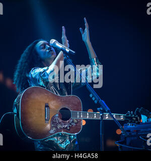 Shanghai, Cina. 15 ottobre, 2016. Corinne Bailey Rae eseguendo sul fiume stadio durante il Jz Festival a Expo Park in Cina a Shanghai. Un cantante britannico, cantautore e chitarrista di Leeds, West Yorkshire, lei è un due volte vincitore di Grammy e ha venduto oltre 5 milioni di album. D Keith Brown/Alamy Live News Foto Stock