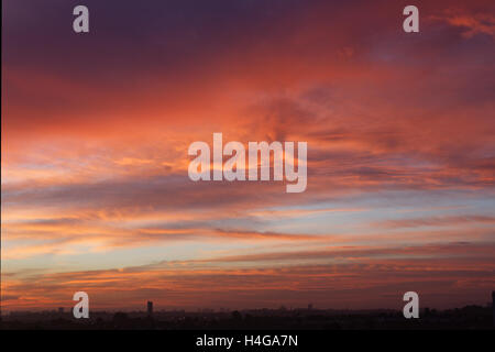 Rosso di stordimento pastori avvertenza cielo di Glasgow come il sole che sorge Foto Stock