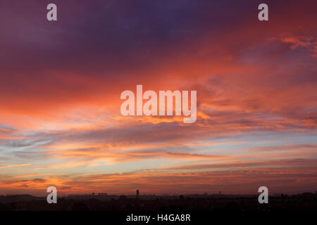 Rosso di stordimento pastori avvertenza cielo di Glasgow come il sole che sorge Foto Stock