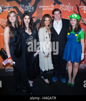 Los Angeles, Stati Uniti d'America. 15 ottobre, 2016. Christina Schwarzenegger, Katherine Schwarzenegger, Maria Shriver, Christopher Schwarzenegger e Lauren Miller frequentare l'ilarità per carità il quinto annuale Los Angeles spettacolo di varietà: Seth Rogen di Halloween a Hollywood Pall Foto Stock