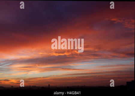 Rosso di stordimento pastori avvertenza cielo di Glasgow come il sole che sorge Foto Stock