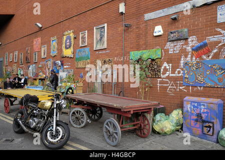 Brixton, Londra, Regno Unito. 15 ottobre, 2016. Opere d'arte in Behhive Street, Brixton, UK. Credito: Luigi Petro/Alamy Live News Foto Stock