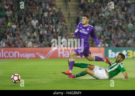 Siviglia, Spagna. 15 ottobre, 2016. Kovacic durante il match tra il Real Betis B. vs Real Madrid come parte di La Liga al Estadio Benito Villamarin il 15 ottobre 2016 a Siviglia Foto di Ismael Molina/ Foto Media Express/Alamy Live News Foto Stock