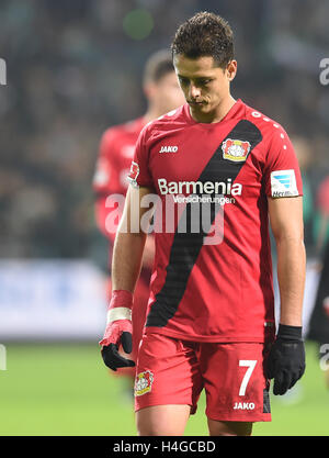 Bremen, Germania. 15 ottobre, 2016. Leverkusen Javier Hernandez entra nel team cabine dopo che il suo compagno di squadra la sconfitta nel match tra Werder Brema e Bayer 04 Leverkusen il settimo giorno della partita di Bundesliga tedesca al Weserstadion di Brema, Germania, 15 ottobre 2016. Foto: CARMEN JASPERSEN/dpa/Alamy Live News Foto Stock