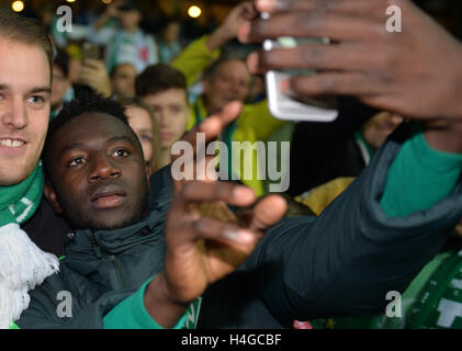 Bremen, Germania. 15 ottobre, 2016. Brema, Ousman Manneh prende un selfie con fan dopo il match tra Werder Brema e Bayer 04 Leverkusen il settimo giorno della partita di Bundesliga tedesca al Weserstadion di Brema, Germania, 15 ottobre 2016. Foto: CARMEN JASPERSEN/dpa/Alamy Live News Foto Stock