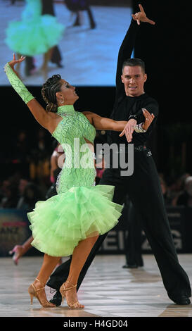 Leipzig, Germania. 15 ottobre, 2016. La coppia canadese, Anton Belyayev und Antoeneta Popova, danze nelle semifinali in latino balli durante la danza campionati del mondo di sala da ballo e professionisti latino a Leipzig, Germania, 15 ottobre 2016. Le migliori coppie nel mondo di competere in cinque danze ciascuna e la lotta per il titolo di campione del mondo. Foto: HENDRIK SCHMIDT/dpa/Alamy Live News Foto Stock