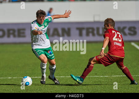 San Gallo, Svizzera. Il 16 ottobre 2016. Silvan Hefti contro Caleb Stanko durante il Raiffeisen Super League FC SAN GALLO vs FC Vaduz. Credito: Rolf Simeone/bildgebend.ch/Alamy Live News Foto Stock