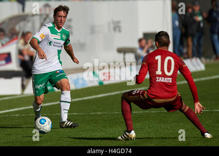 San Gallo, Svizzera. Il 16 ottobre 2016. Silvan Hefti contro Gonzalo Zarate durante il Raiffeisen Super League FC SAN GALLO vs FC Vaduz. Credito: Rolf Simeone/bildgebend.ch/Alamy Live News Foto Stock