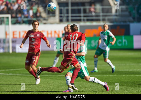 San Gallo, Svizzera. Il 16 ottobre 2016. Gonzalo Zarate vince una testata durante il Raiffeisen Super League FC SAN GALLO vs FC Vaduz. Credito: Rolf Simeone/bildgebend.ch/Alamy Live News Foto Stock