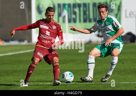 San Gallo, Svizzera. Il 16 ottobre 2016. Gonzalo Zarate contro Silvan Hefti durante il Raiffeisen Super League FC SAN GALLO vs FC Vaduz. Credito: Rolf Simeone/bildgebend.ch/Alamy Live News Foto Stock