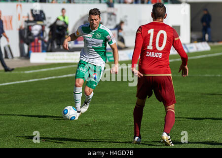 San Gallo, Svizzera. Il 16 ottobre 2016. Albert Bunjaku e Gonzalo Zarate durante il Raiffeisen Super League FC SAN GALLO vs FC Vaduz. Credito: Rolf Simeone/bildgebend.ch/Alamy Live News Foto Stock