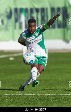 San Gallo, Svizzera. Il 16 ottobre 2016. Nzuzi Toko germogli durante il Raiffeisen Super League FC SAN GALLO vs FC Vaduz. Credito: Rolf Simeone/bildgebend.ch/Alamy Live News Foto Stock