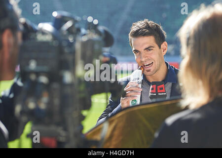 San Gallo, Svizzera. Il 16 ottobre 2016. Il presentatore TV scherzando prima di Raiffeisen Super League FC SAN GALLO vs FC Vaduz. Credito: Rolf Simeone/bildgebend.ch/Alamy Live News Foto Stock