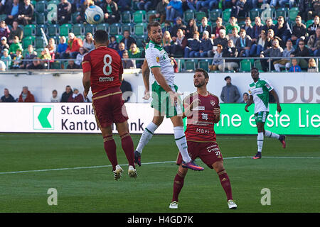 San Gallo, Svizzera. Il 16 ottobre 2016. San Gallo defender vince una testata durante il Raiffeisen Super League FC SAN GALLO vs FC Vaduz. Credito: Rolf Simeone/bildgebend.ch/Alamy Live News Foto Stock