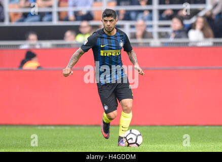 Milano, 16 ottobre 2016: Mai Banega di FC Internazionale in azione durante la serie di una partita di calcio tra FC Internazionale e Cagliari Calcio. Credito: Nicolò Campo/Alamy Live News Foto Stock