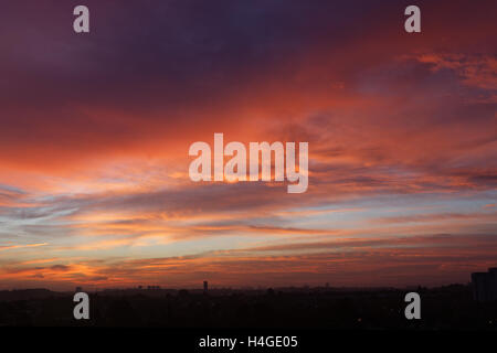 Rosso di stordimento pastori avvertenza cielo di Glasgow come il sole che sorge Foto Stock