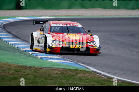 Hockenheim, Germania. Xvi oct, 2016. Il brasiliano race driver Augusto Farfus (BMW) rigidi sul percorso di gara durante le prove libere per la seconda gara del German Touring Car Masters sul circuito di Hockenheim, in Germania, 16 ottobre 2016. Foto: RONALD WITTEK/dpa/Alamy Live News Foto Stock