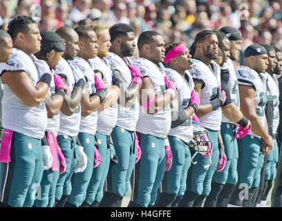 Landover, Maryland, Stati Uniti d'America. Xvi oct, 2016. Philadelphia Eagles i giocatori mostrano il loro rispetto per gli Stati Uniti d'America come inno nazionale è cantato prima della partita contro Washington Redskins a FedEx in campo Landover, Maryland il Domenica, 16 ottobre 2016.Credit: Ron Sachs/CNP © Ron Sachs/CNP/ZUMA filo/Alamy Live News Foto Stock