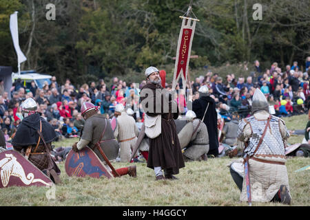 Battle, Regno Unito. Xvi oct, 2016. Il giorno finale della 950th anniversario rievocazione all Abbazia di Battle, East Sussex, ampiamente accettato come il sito di uno degli eventi più famosi nella storia britannica, è la messa a fuoco per un fine settimana di eventi. La battaglia tra Guglielmo di Normandia e anglosassone di Re Harold II, si è conclusa con la morte di quest'ultimo. Credito: Jason Richardson / Alamy Live News Foto Stock