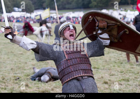 Battle, Regno Unito. Xvi oct, 2016. Il giorno finale della 950th anniversario rievocazione all Abbazia di Battle, East Sussex, ampiamente accettato come il sito di uno degli eventi più famosi nella storia britannica, è la messa a fuoco per un fine settimana di eventi. La battaglia tra Guglielmo di Normandia e anglosassone di Re Harold II, si è conclusa con la morte di quest'ultimo. Credito: Jason Richardson / Alamy Live News Foto Stock