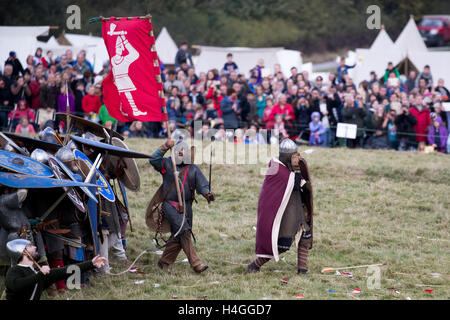 Battle, Regno Unito. Xvi oct, 2016. Il giorno finale della 950th anniversario rievocazione all Abbazia di Battle, East Sussex, ampiamente accettato come il sito di uno degli eventi più famosi nella storia britannica, è la messa a fuoco per un fine settimana di eventi. La battaglia tra Guglielmo di Normandia e anglosassone di Re Harold II, si è conclusa con la morte di quest'ultimo. Credito: Jason Richardson / Alamy Live News Foto Stock