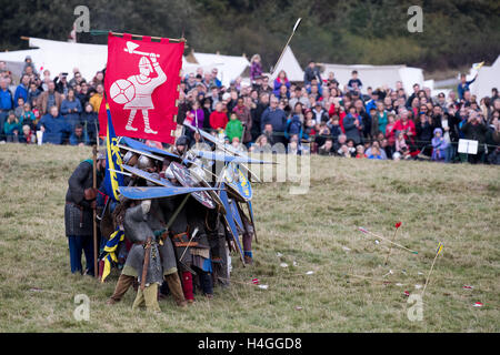 Battle, Regno Unito. Xvi oct, 2016. Il giorno finale della 950th anniversario rievocazione all Abbazia di Battle, East Sussex, ampiamente accettato come il sito di uno degli eventi più famosi nella storia britannica, è la messa a fuoco per un fine settimana di eventi. La battaglia tra Guglielmo di Normandia e anglosassone di Re Harold II, si è conclusa con la morte di quest'ultimo. Credito: Jason Richardson / Alamy Live News Foto Stock