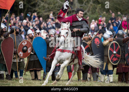 Battle, Regno Unito. Xvi oct, 2016. Il giorno finale della 950th anniversario rievocazione all Abbazia di Battle, East Sussex, ampiamente accettato come il sito di uno degli eventi più famosi nella storia britannica, è la messa a fuoco per un fine settimana di eventi. La battaglia tra Guglielmo di Normandia e anglosassone di Re Harold II, si è conclusa con la morte di quest'ultimo. Credito: Jason Richardson / Alamy Live News Foto Stock