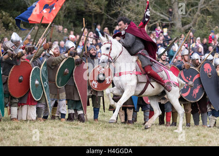 Battle, Regno Unito. Xvi oct, 2016. Il giorno finale della 950th anniversario rievocazione all Abbazia di Battle, East Sussex, ampiamente accettato come il sito di uno degli eventi più famosi nella storia britannica, è la messa a fuoco per un fine settimana di eventi. La battaglia tra Guglielmo di Normandia e anglosassone di Re Harold II, si è conclusa con la morte di quest'ultimo. Credito: Jason Richardson / Alamy Live News Foto Stock