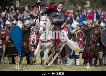 Battle, Regno Unito. Xvi oct, 2016. Il giorno finale della 950th anniversario rievocazione all Abbazia di Battle, East Sussex, ampiamente accettato come il sito di uno degli eventi più famosi nella storia britannica, è la messa a fuoco per un fine settimana di eventi. La battaglia tra Guglielmo di Normandia e anglosassone di Re Harold II, si è conclusa con la morte di quest'ultimo. Credito: Jason Richardson / Alamy Live News Foto Stock