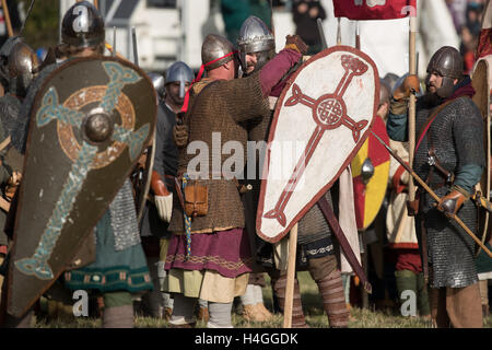 Battle, Regno Unito. Xvi oct, 2016. Il giorno finale della 950th anniversario rievocazione all Abbazia di Battle, East Sussex, ampiamente accettato come il sito di uno degli eventi più famosi nella storia britannica, è la messa a fuoco per un fine settimana di eventi. La battaglia tra Guglielmo di Normandia e anglosassone di Re Harold II, si è conclusa con la morte di quest'ultimo. Credito: Jason Richardson / Alamy Live News Foto Stock