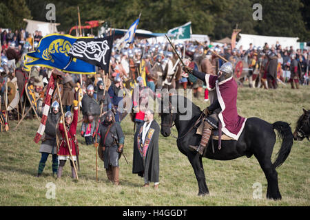 Battle, Regno Unito. Xvi oct, 2016. Il giorno finale della 950th anniversario rievocazione all Abbazia di Battle, East Sussex, ampiamente accettato come il sito di uno degli eventi più famosi nella storia britannica, è la messa a fuoco per un fine settimana di eventi. La battaglia tra Guglielmo di Normandia e anglosassone di Re Harold II, si è conclusa con la morte di quest'ultimo. Credito: Jason Richardson / Alamy Live News Foto Stock